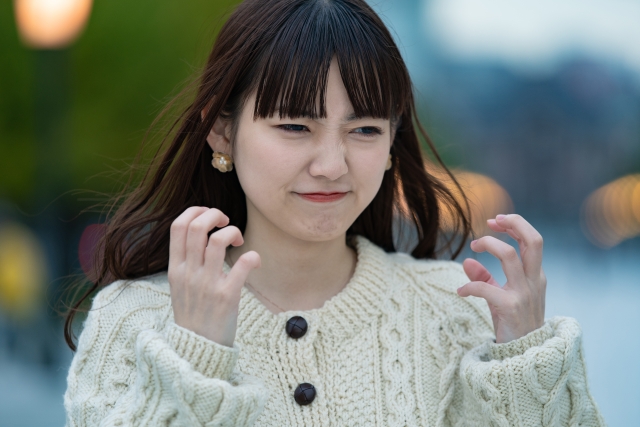 怒りをこらえる人物のイメージ