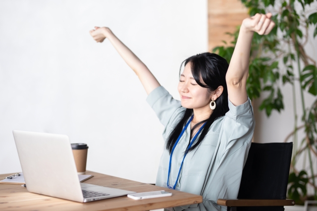 6秒ルールを試して深呼吸する人物のイメージ