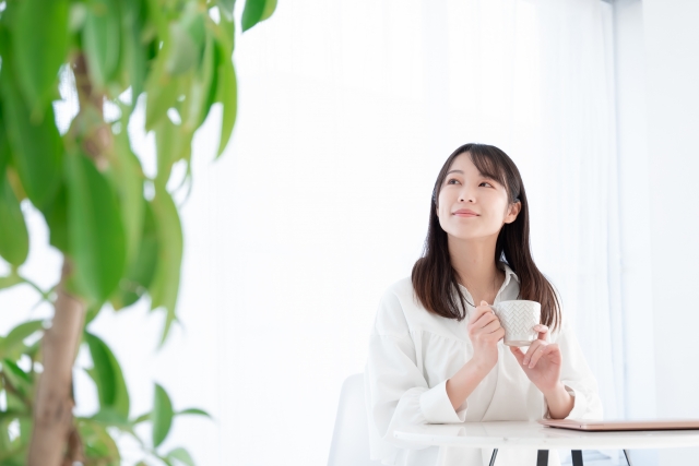 言葉を禊ぎ、落ち着きを取り戻した表情の女性。心の変化を象徴