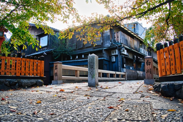 京都の町並み、石畳と町家の風景